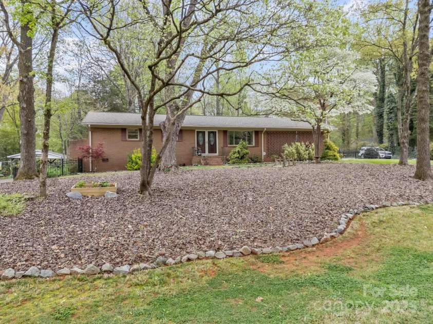 2600 Gemway Drive, Charlotte, NC 28216.  MLS# CAR4243120, YatesRealty ID 10445. 