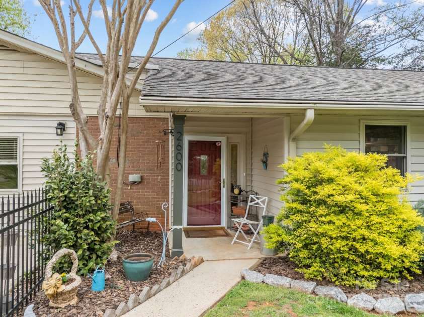2600 Gemway Drive, Charlotte, NC 28216.  MLS# CAR4243120, YatesRealty ID 10445. 