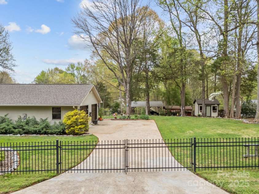 2600 Gemway Drive, Charlotte, NC 28216.  MLS# CAR4243120, YatesRealty ID 10445. 