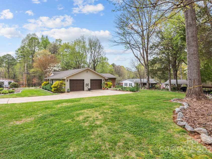 2600 Gemway Drive, Charlotte, NC 28216.  MLS# CAR4243120, YatesRealty ID 10445. 
