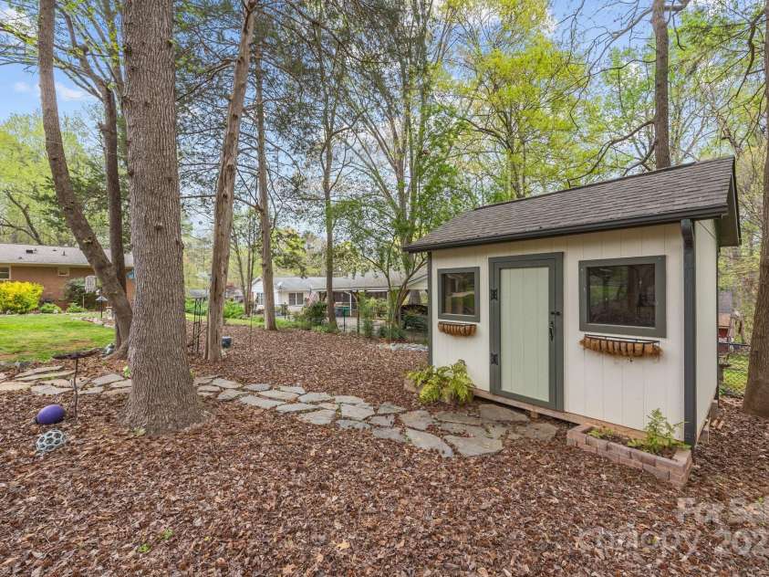 2600 Gemway Drive, Charlotte, NC 28216.  MLS# CAR4243120, YatesRealty ID 10445. 