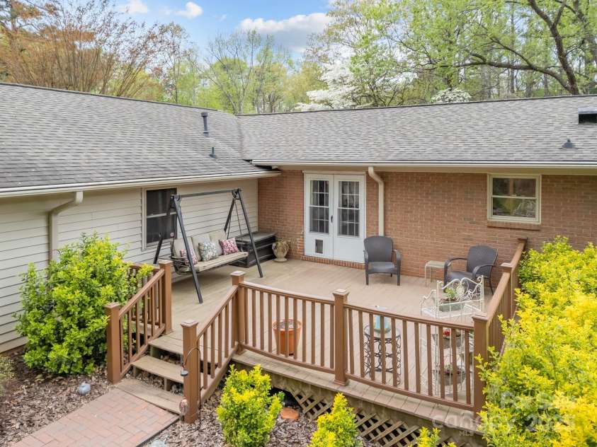 2600 Gemway Drive, Charlotte, NC 28216.  MLS# CAR4243120, YatesRealty ID 10445. 