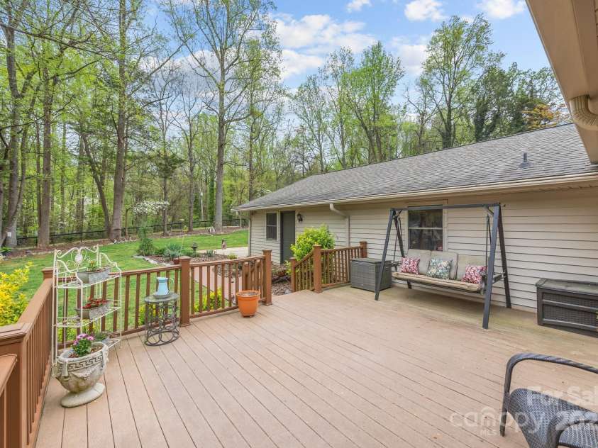 2600 Gemway Drive, Charlotte, NC 28216.  MLS# CAR4243120, YatesRealty ID 10445. 