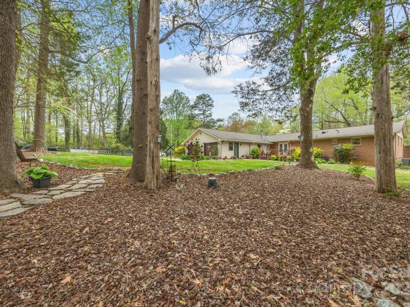 2600 Gemway Drive, Charlotte, NC 28216.  MLS# CAR4243120, YatesRealty ID 10445. 