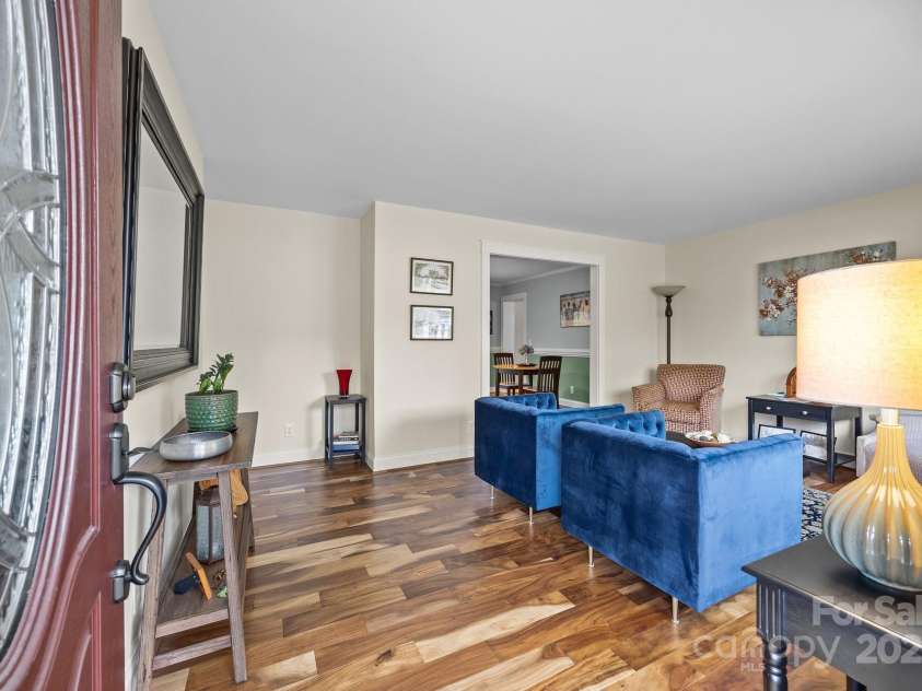 2600 Gemway Drive, Charlotte, NC 28216.  MLS# CAR4243120, YatesRealty ID 10445. 