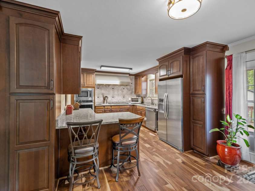 2600 Gemway Drive, Charlotte, NC 28216.  MLS# CAR4243120, YatesRealty ID 10445. 