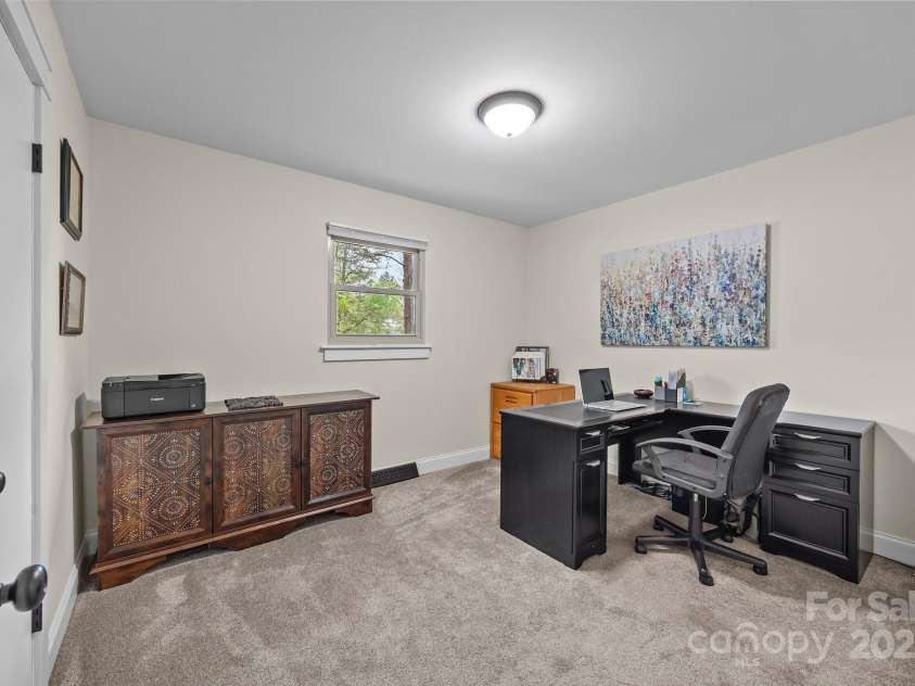 2600 Gemway Drive, Charlotte, NC 28216.  MLS# CAR4243120, YatesRealty ID 10445. 