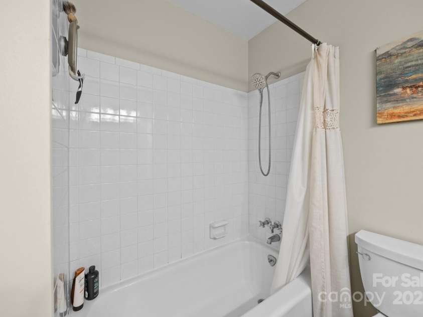 2600 Gemway Drive, Charlotte, NC 28216.  MLS# CAR4243120, YatesRealty ID 10445. 