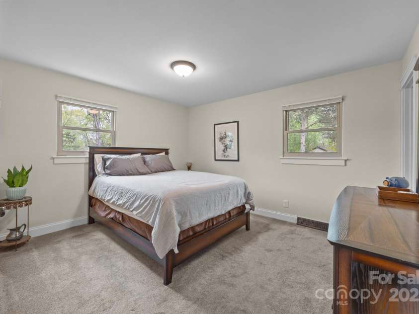 2600 Gemway Drive, Charlotte, NC 28216.  MLS# CAR4243120, YatesRealty ID 10445. 