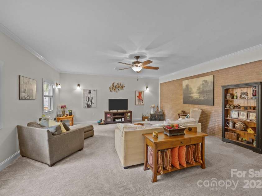 2600 Gemway Drive, Charlotte, NC 28216.  MLS# CAR4243120, YatesRealty ID 10445. 