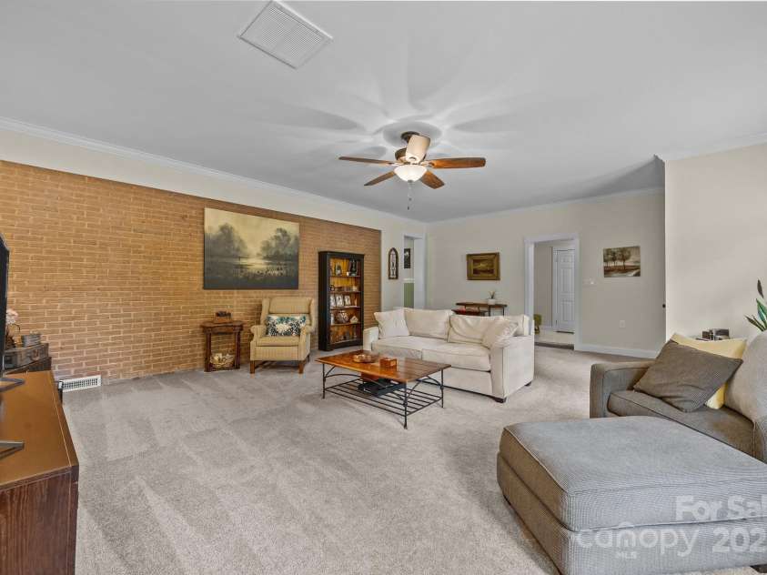 2600 Gemway Drive, Charlotte, NC 28216.  MLS# CAR4243120, YatesRealty ID 10445. 