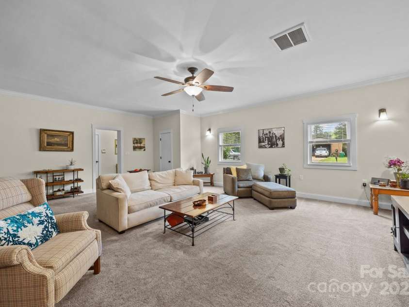 2600 Gemway Drive, Charlotte, NC 28216.  MLS# CAR4243120, YatesRealty ID 10445. 