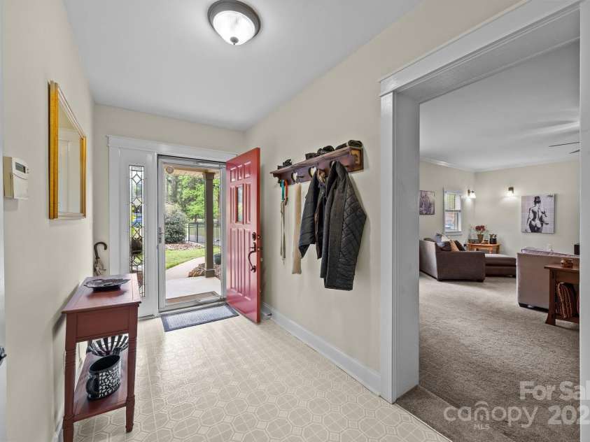 2600 Gemway Drive, Charlotte, NC 28216.  MLS# CAR4243120, YatesRealty ID 10445. 