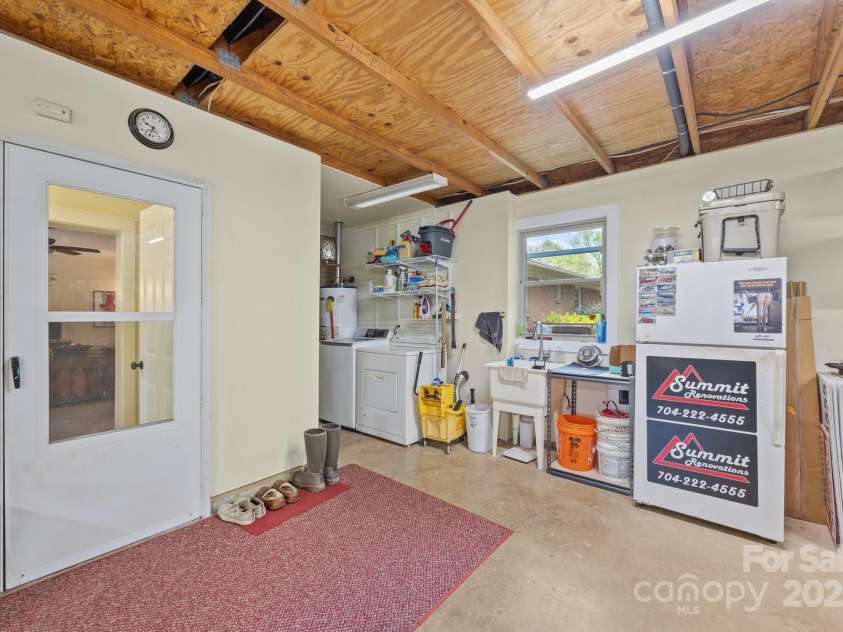 2600 Gemway Drive, Charlotte, NC 28216.  MLS# CAR4243120, YatesRealty ID 10445. 