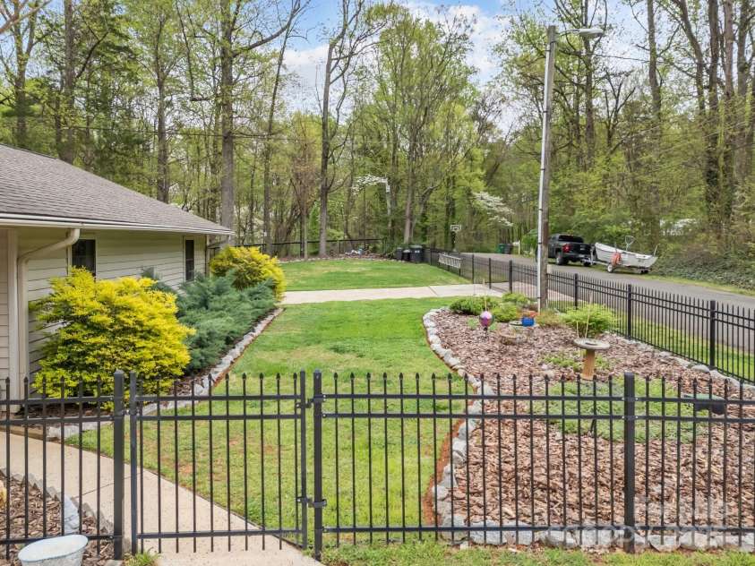 2600 Gemway Drive, Charlotte, NC 28216.  MLS# CAR4243120, YatesRealty ID 10445. 