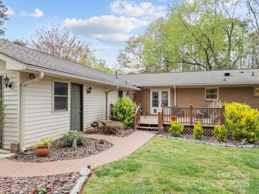 2600 Gemway Drive, Charlotte, NC 28216.  MLS# CAR4243120, YatesRealty ID 10445. 