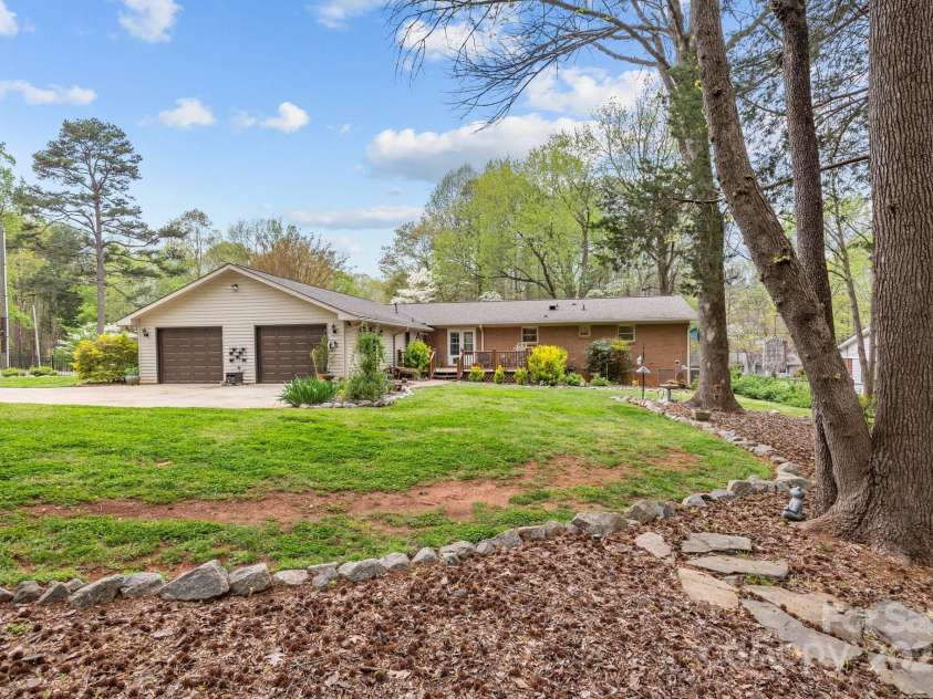 2600 Gemway Drive, Charlotte, NC 28216.  MLS# CAR4243120, YatesRealty ID 10445. 