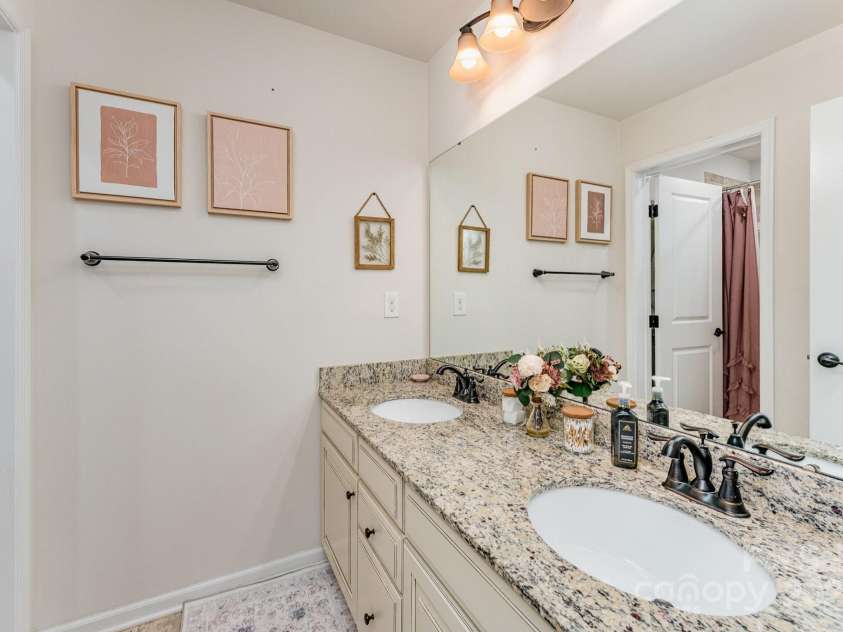 11062 Discovery Drive, Concord, NC 28027.  MLS# CAR4249745, YatesRealty ID 10447. Upstairs guest bath