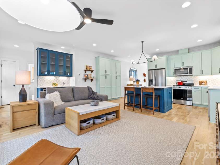 210 Walford Drive, Charlotte, NC 28208.  MLS# CAR4244793, YatesRealty ID 10450. 