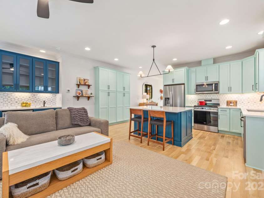 210 Walford Drive, Charlotte, NC 28208.  MLS# CAR4285362, YatesRealty ID 10450. 