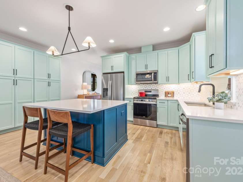 210 Walford Drive, Charlotte, NC 28208.  MLS# CAR4285362, YatesRealty ID 10450. 