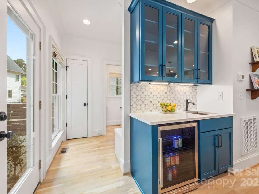 210 Walford Drive, Charlotte, NC 28208.  MLS# CAR4285362, YatesRealty ID 10450. 