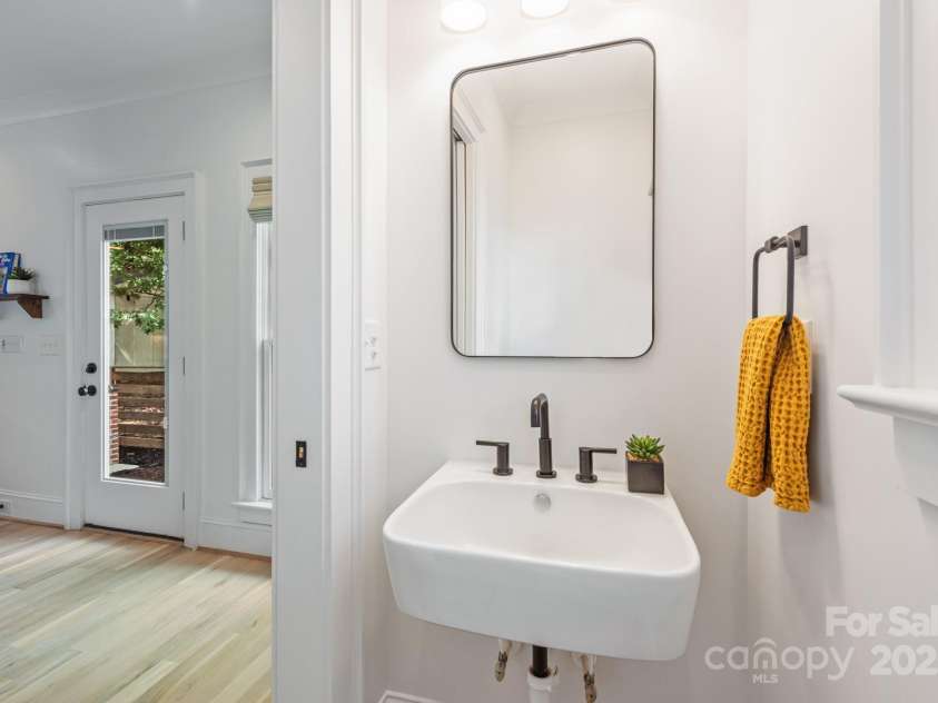 210 Walford Drive, Charlotte, NC 28208.  MLS# CAR4285362, YatesRealty ID 10450. 