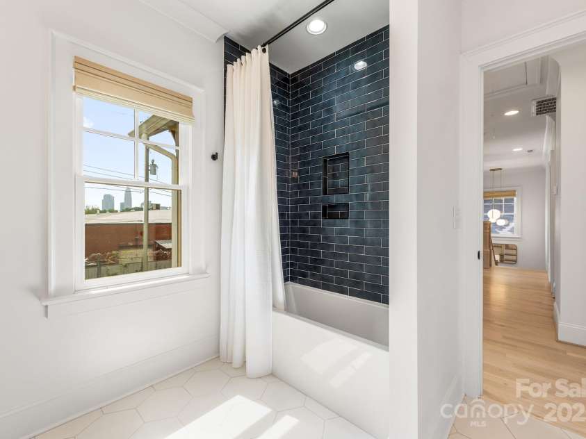 210 Walford Drive, Charlotte, NC 28208.  MLS# CAR4285362, YatesRealty ID 10450. 