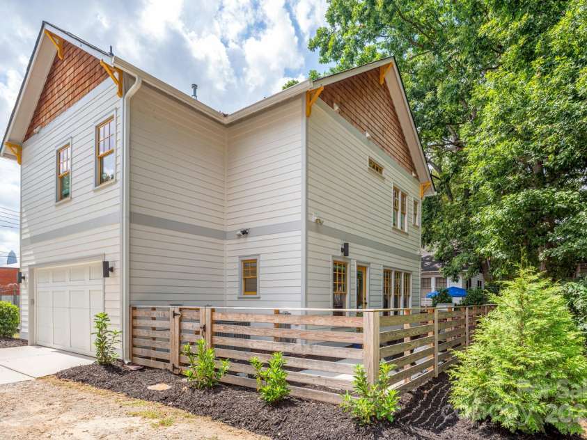 210 Walford Drive, Charlotte, NC 28208.  MLS# CAR4285362, YatesRealty ID 10450. 