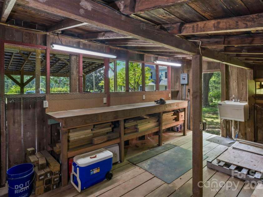 476 Bringle Ferry Road, Denton, NC 27239.  MLS# CAR4254204, YatesRealty ID 10452. 