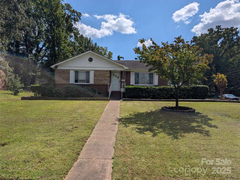 2855 Fordwood Drive, Charlotte, NC 28208.  MLS# CAR4302329, YatesRealty ID 10454. 