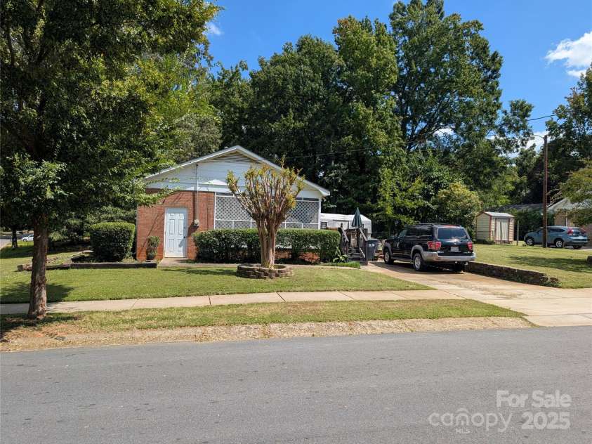2855 Fordwood Drive, Charlotte, NC 28208.  MLS# CAR4302329, YatesRealty ID 10454. 