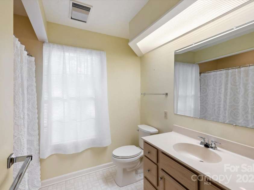 870 Park Place, Hendersonville, NC 28791.  MLS# CAR4206415, YatesRealty ID 10456. Lower Level 2nd Full Bathroom