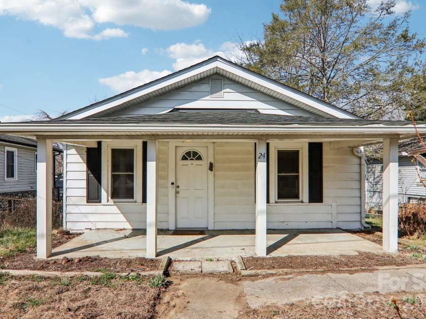 24 Pelzer Street, Asheville, NC 28804.  MLS# CAR4357112, YatesRealty ID 10458. 