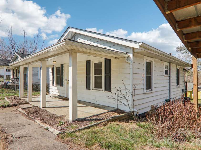 24 Pelzer Street, Asheville, NC 28804.  MLS# CAR4357112, YatesRealty ID 10458. 
