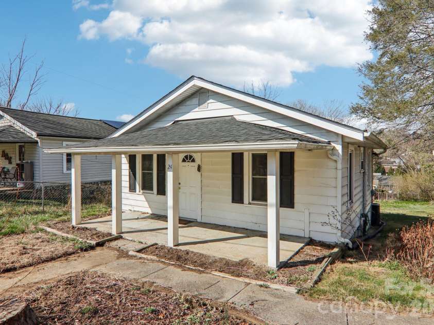 24 Pelzer Street, Asheville, NC 28804.  MLS# CAR4357112, YatesRealty ID 10458. 