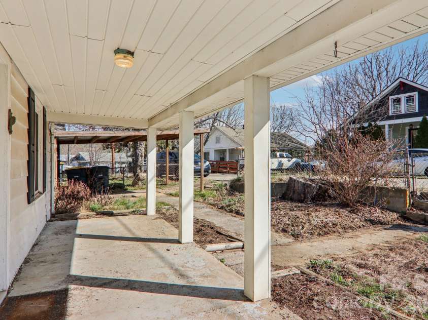 24 Pelzer Street, Asheville, NC 28804.  MLS# CAR4357112, YatesRealty ID 10458. 