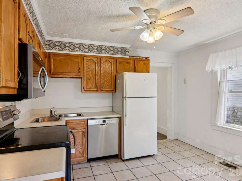24 Pelzer Street, Asheville, NC 28804.  MLS# CAR4357112, YatesRealty ID 10458. 