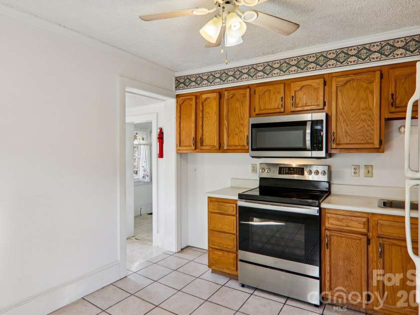 24 Pelzer Street, Asheville, NC 28804.  MLS# CAR4357112, YatesRealty ID 10458. 