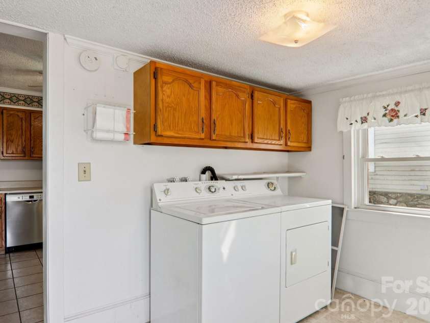 24 Pelzer Street, Asheville, NC 28804.  MLS# CAR4357112, YatesRealty ID 10458. 