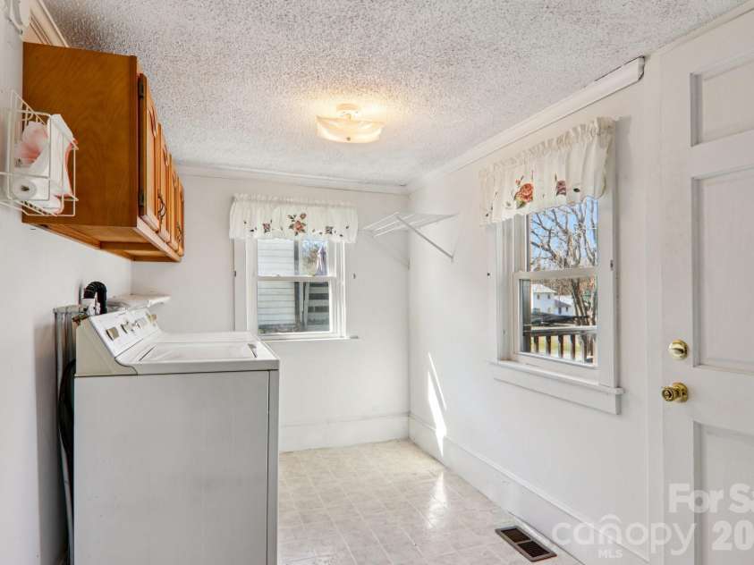 24 Pelzer Street, Asheville, NC 28804.  MLS# CAR4357112, YatesRealty ID 10458. 