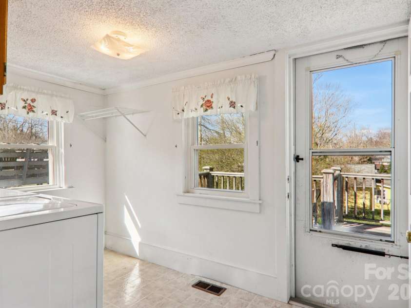 24 Pelzer Street, Asheville, NC 28804.  MLS# CAR4357112, YatesRealty ID 10458. 