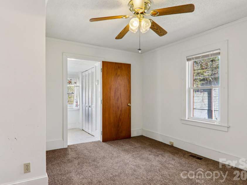 24 Pelzer Street, Asheville, NC 28804.  MLS# CAR4357112, YatesRealty ID 10458. 