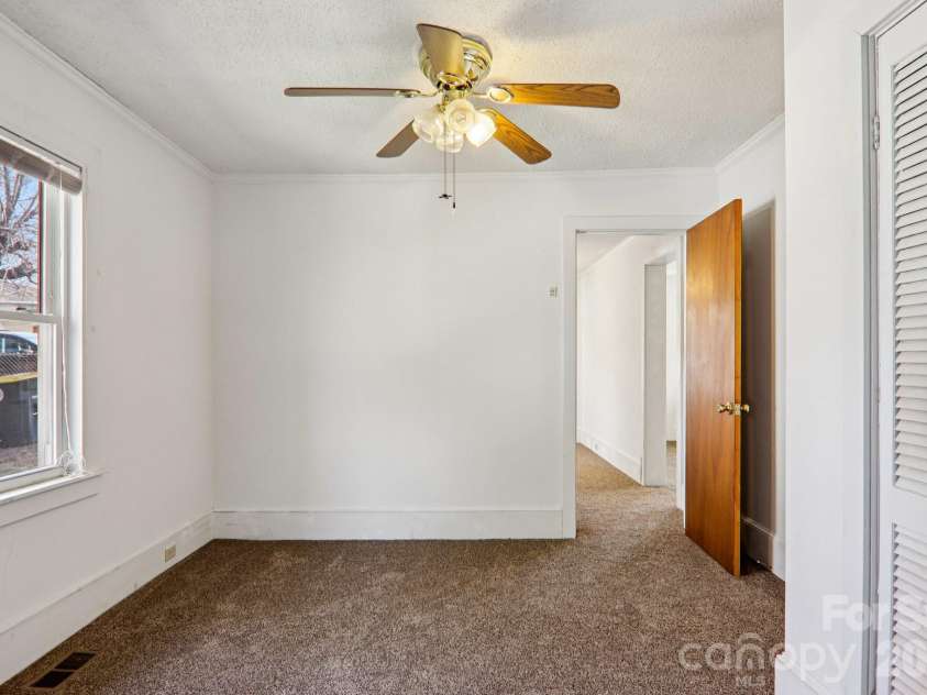24 Pelzer Street, Asheville, NC 28804.  MLS# CAR4357112, YatesRealty ID 10458. 