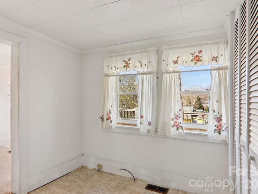 24 Pelzer Street, Asheville, NC 28804.  MLS# CAR4357112, YatesRealty ID 10458. 