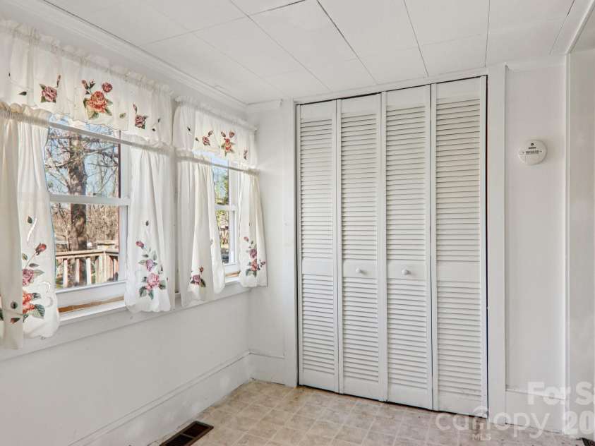 24 Pelzer Street, Asheville, NC 28804.  MLS# CAR4357112, YatesRealty ID 10458. 