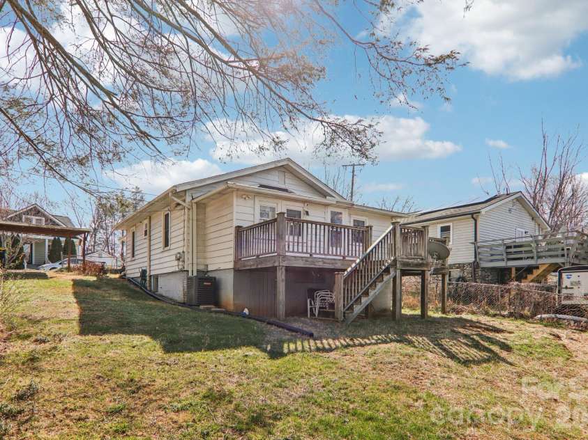 24 Pelzer Street, Asheville, NC 28804.  MLS# CAR4357112, YatesRealty ID 10458. 