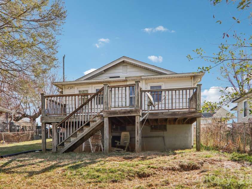 24 Pelzer Street, Asheville, NC 28804.  MLS# CAR4357112, YatesRealty ID 10458. 