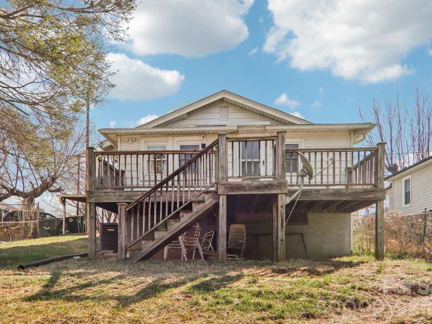 24 Pelzer Street, Asheville, NC 28804.  MLS# CAR4357112, YatesRealty ID 10458. 