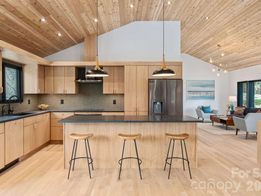 330 Windsor Road, Asheville, NC 28804.  MLS# CAR4357003, YatesRealty ID 10460. 
